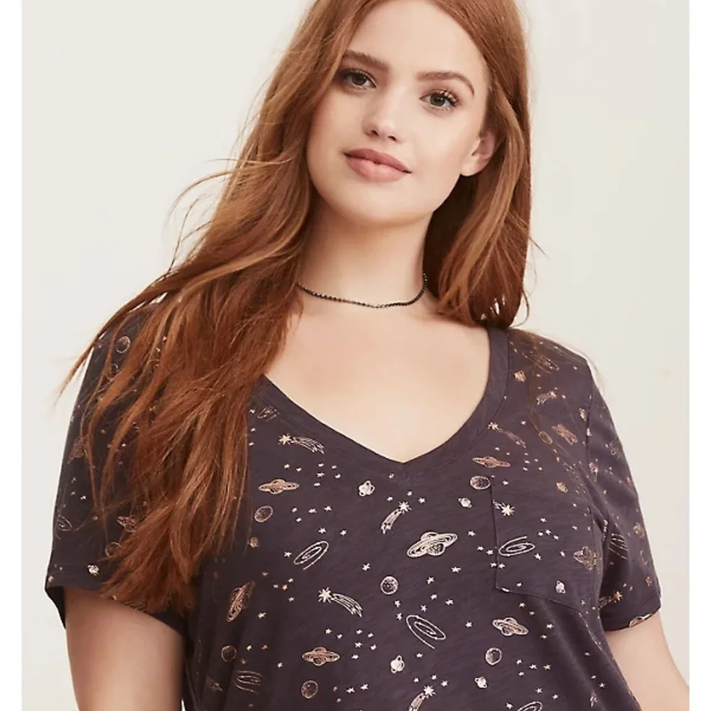 Torrid metallic galaxy print v neck pocket tee - Picture 3 of 6